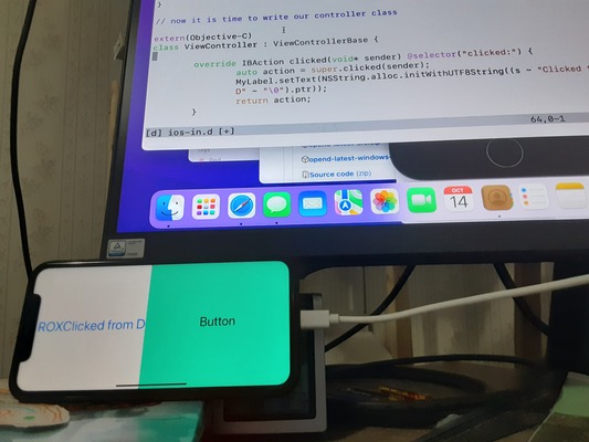 a picture showing the D program's source on the mac's monitor and the running program on an iphone